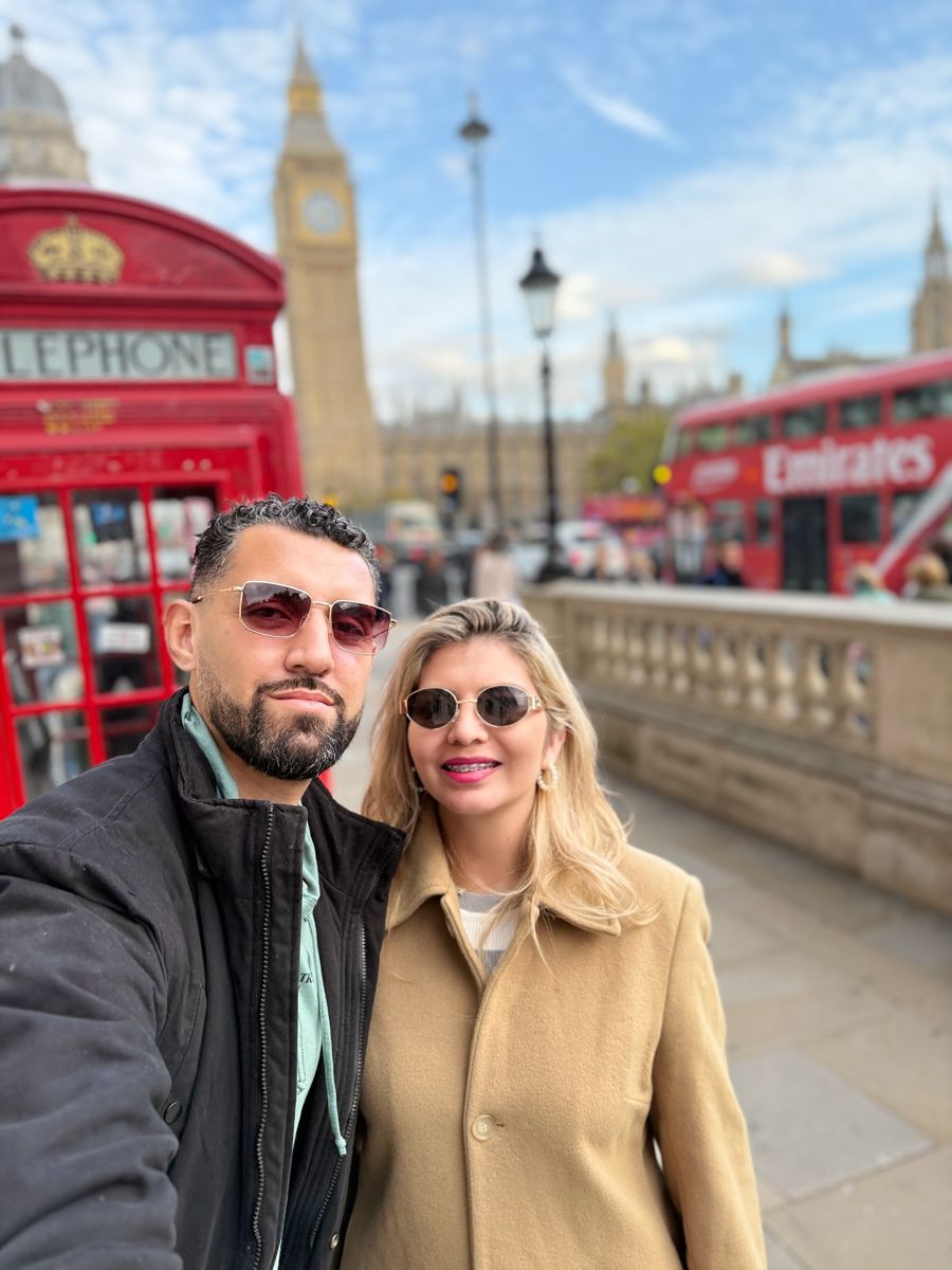 Sol y Luis frente al Big Ben en Londres
