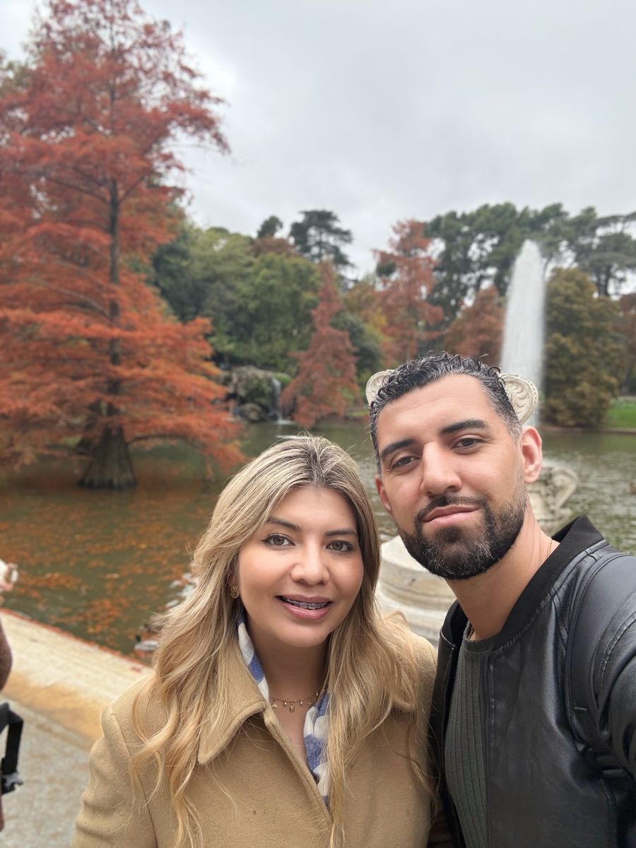 Sol y Luis en un parque en otoño