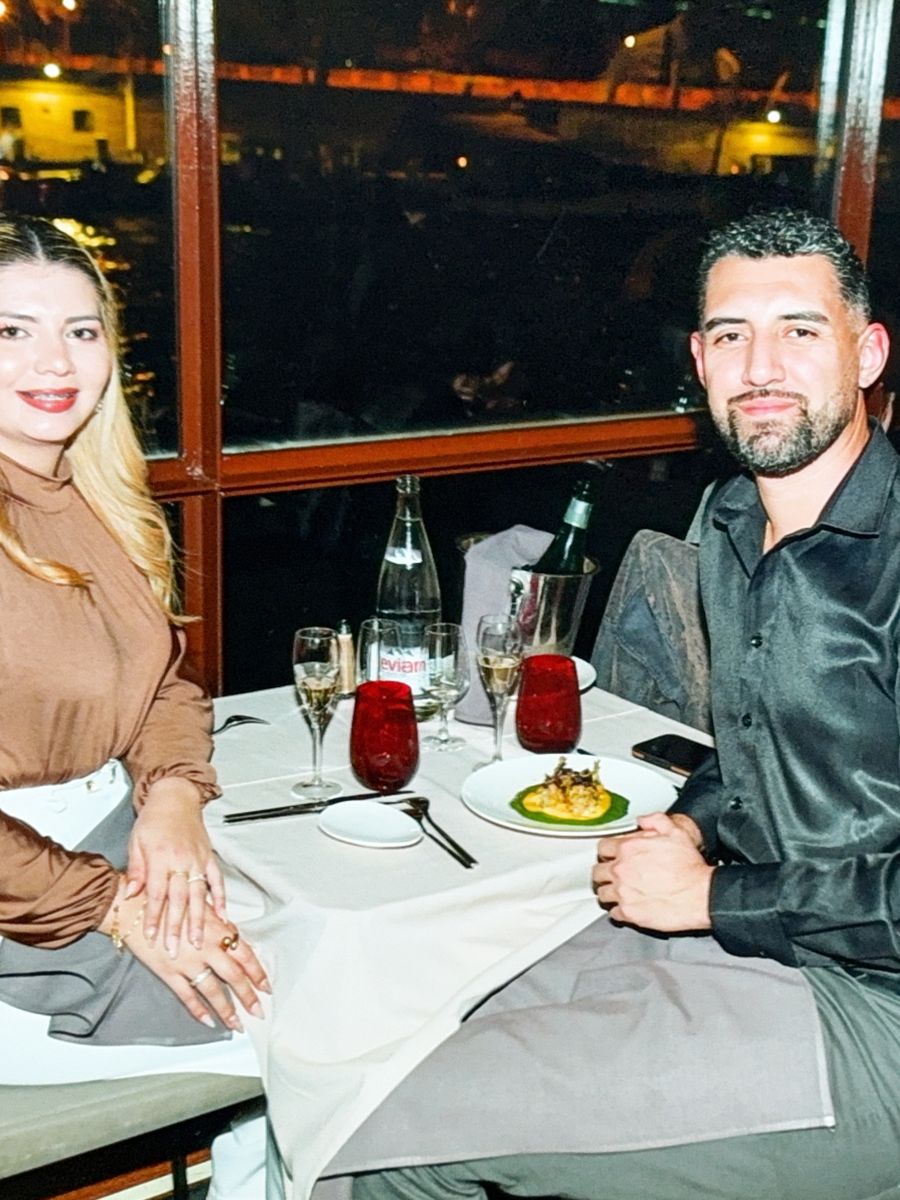 Sol y Luis cenando en un crucero por el Sena