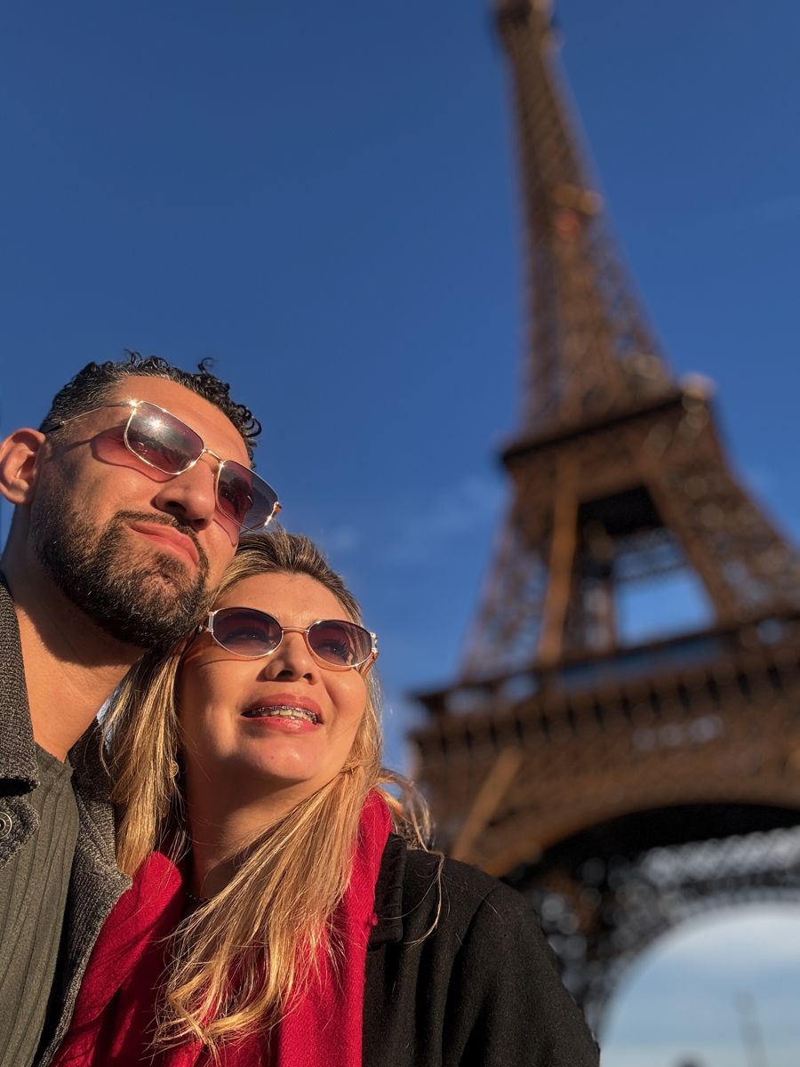 Sol y Luis frente a la Torre Eiffel de día