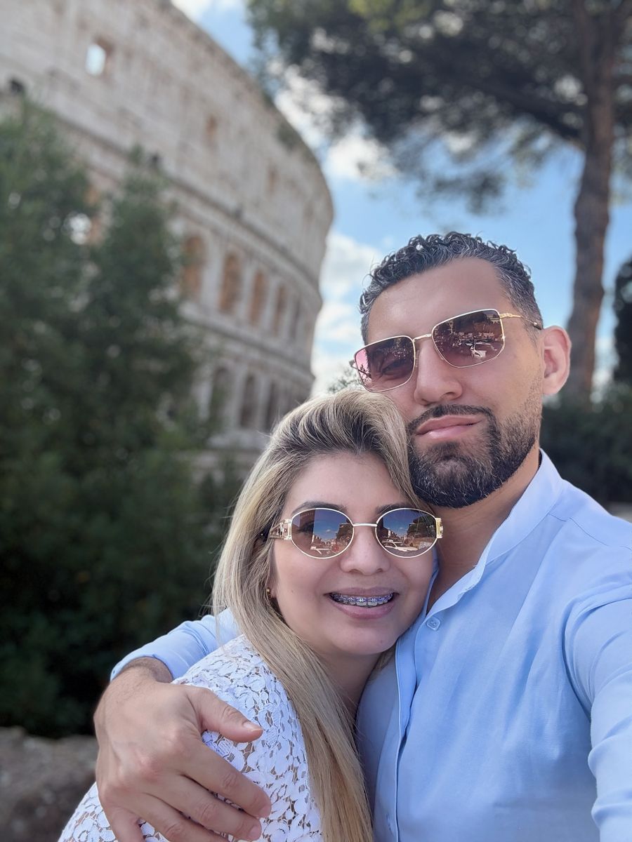 Sol y Luis frente al Coliseo de Roma